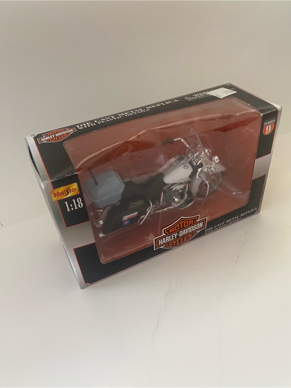 Harley-Davidson White and Black Die-Cast Motorcycle Replica in Display Box - Picture 2 of 6